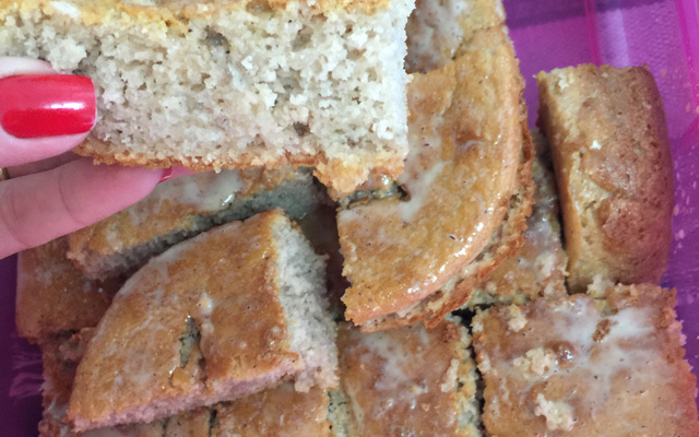 Bolo de banana sem ovos e sem farinha de trigo.