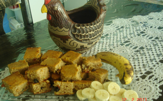 bolo de banana com frutas cristalizadas