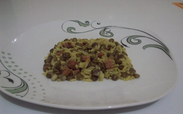 Arroz com lentilha e linguiça na panela de pressão