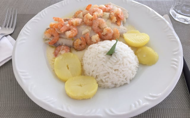 Filé de tilápia com molho de limão com camarão