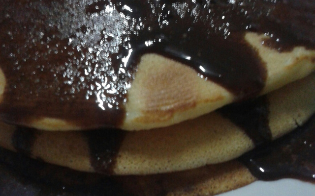 Panqueca americana com calda de chocolate