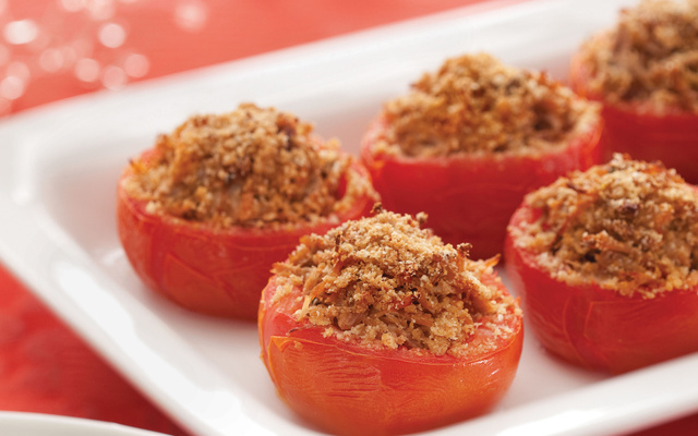 Tomates recheados com ragu de pernil