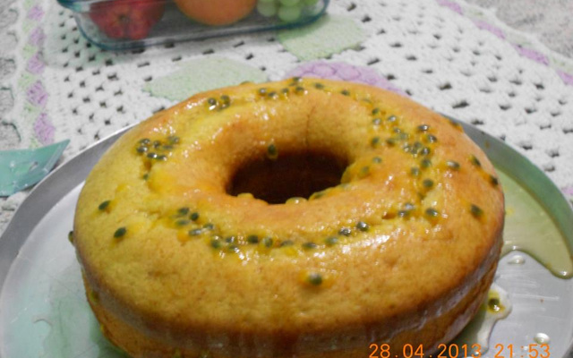 Bolo de maracujá com calda de maracujá