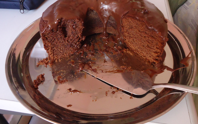 Bolo de chocolate com ameixas