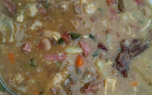 Mocotó com dobradinha, feijão branco e legumes da Vanessa