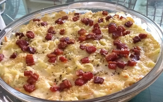 Macarrão ao molho branco com bacon e camarão