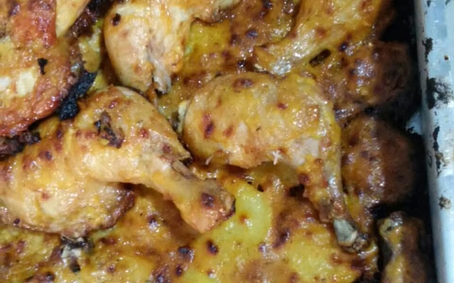 Coxas de frango com batatas e maionese