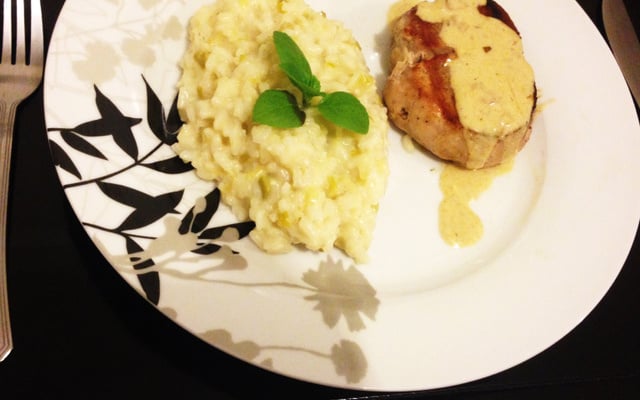 Filé mignon ao molho de mostarda com risoto de alho-poró