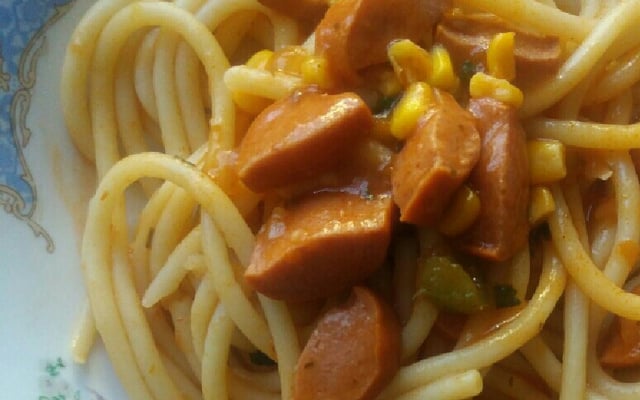 Macarrão com salsicha delícia