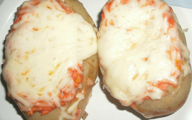 Batata recheada com estrogonofe de frango