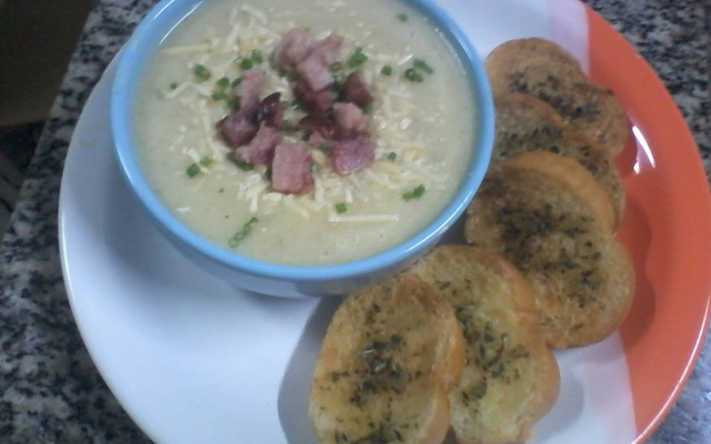 Sopa cremosa de batatas com requeijão