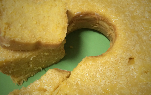 Bolo de milho com leite condensado e coco (super fácil)