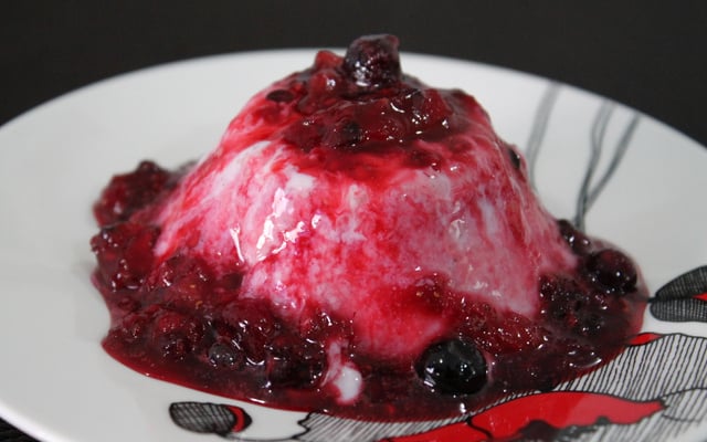 Flan de iogurte e frutas vermelhas