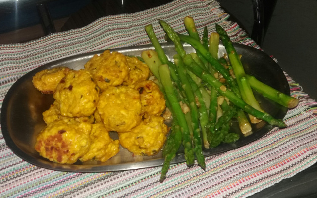 Almôndegas assadas de frango com aspargos