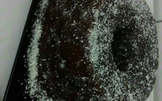 Bolo simples de coco com cobertura de chocolate (muito fácil)
