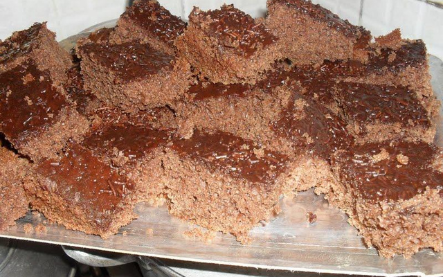 Bolo de chocolate com calda de chocolate