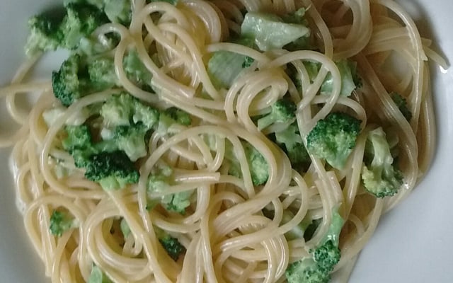 Macarrão ao molho de iogurte com brócolis