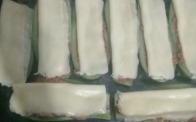 Canoa de abobrinha recheada com carne moída