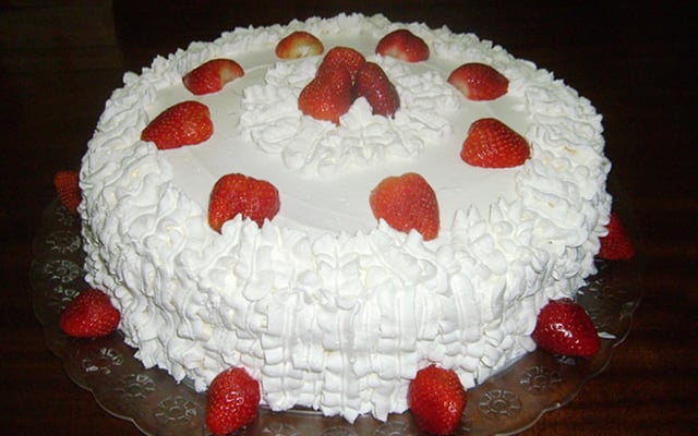 Bolo de baunilha e morango