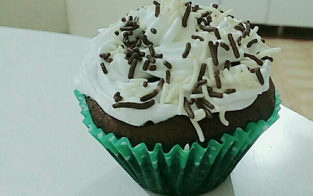 Cupcake de chocolate com recheio de beijinho