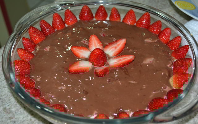 Bombom na travessa com morango