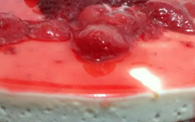 Cheesecake com molho de morangos