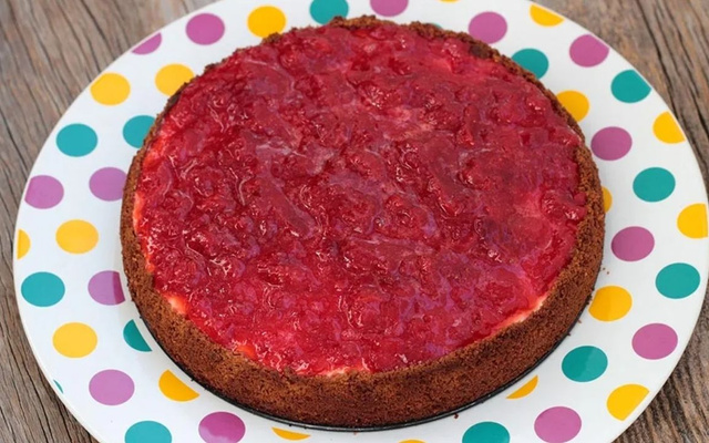 Torta de ricota com geleia de morango