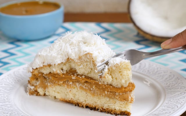 Bolo de coco com doce de leite