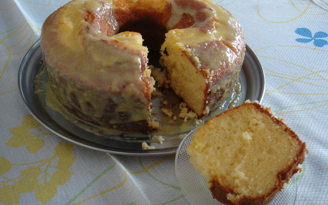 Bolo com glacê de laranja