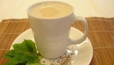 Bebida quente de erva-doce e melissa