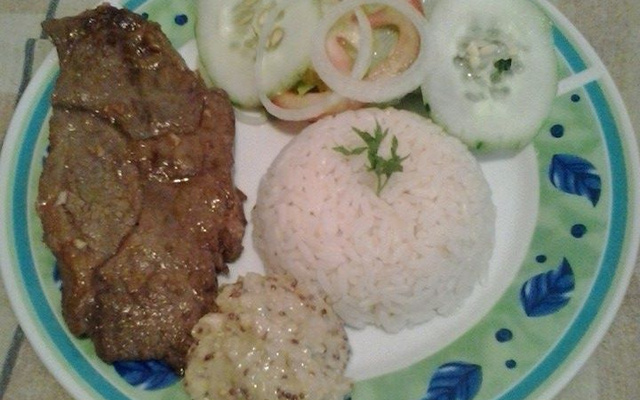 Filé mignon ao molho de mostarda com risoto de alho-poró