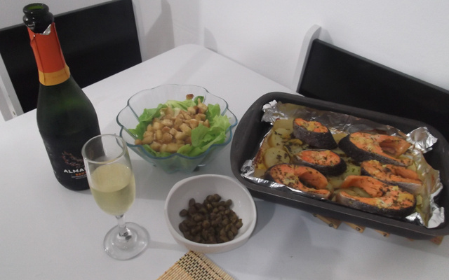 Salmão assado à provençal