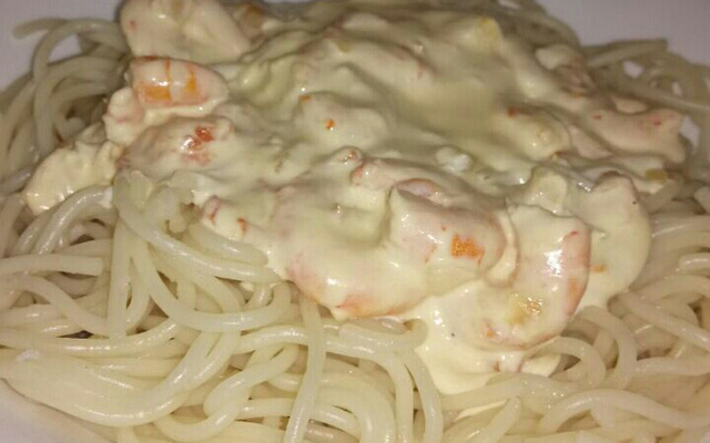 Macarrão com camarão ao molho de quatro queijos