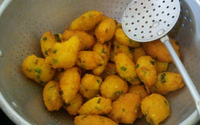 Bolinho de milho com frango