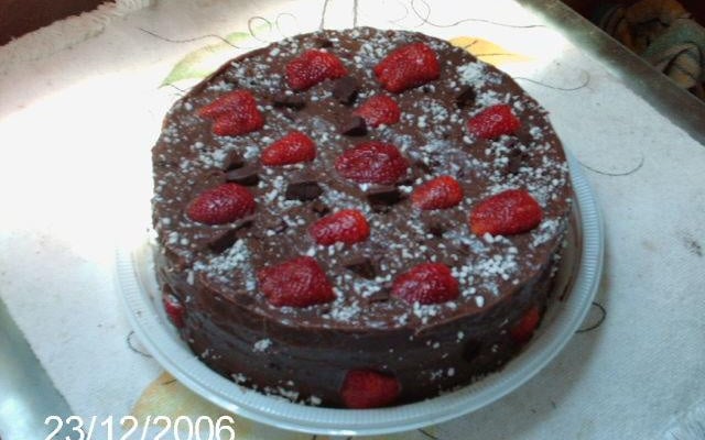 Bolo de baunilha com cobertura de chocolate e morango
