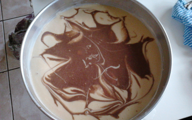 Bolo mesclado com cobertura de beijinho