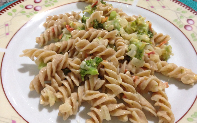 Macarrão integral ao molho de brócolis
