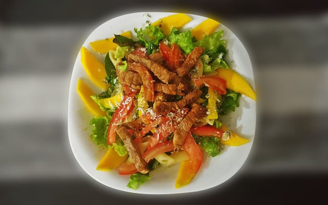 Salada com penne, manga e filé de lombo