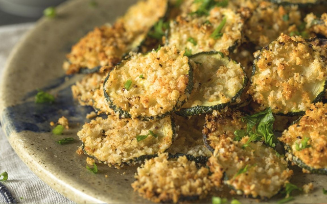 Chips de abobrinha na airfryer