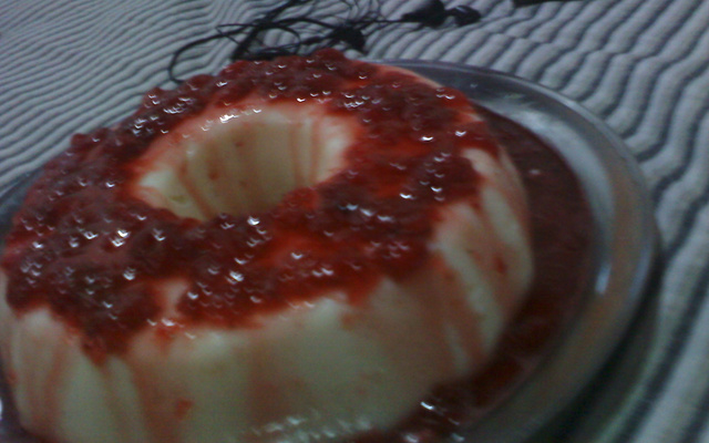 Manjar de coco com calda de morango