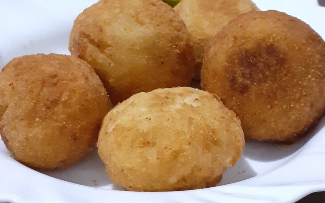 Bolinho de mandioca recheado