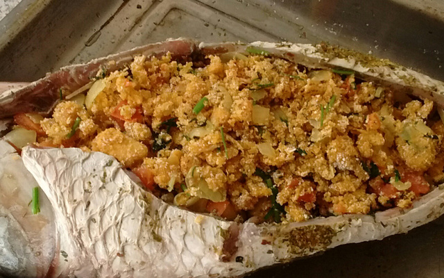 Taínha recheada com farofa