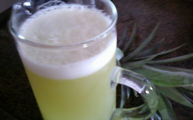 Suco de casca de abacaxi com hortelã