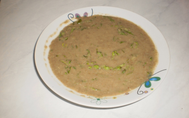 Sopa de lentilha com alface
