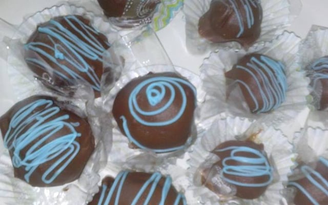 Bombons de morango e brigadeiro branco