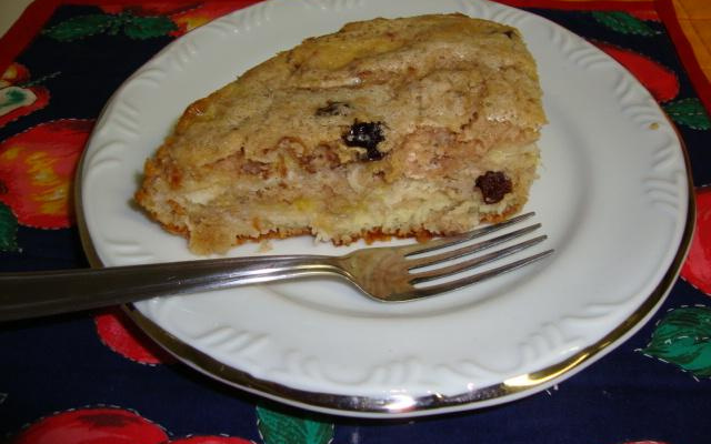 Cuca de banana com passas