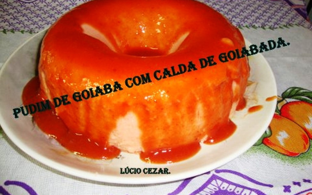 Pudim de goiaba com calda de goiabada