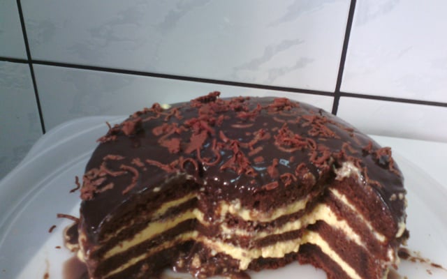 Bolo de chocolate com recheio de maracujá