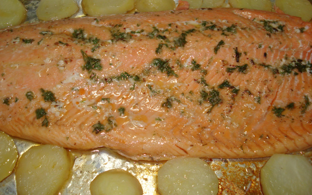 Salmão assado ao molho cítrico e de alcaparras