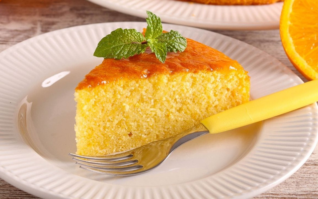 Fatia de bolo de laranja de micro-ondas no prato